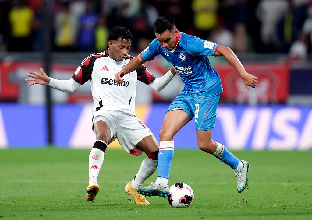 Carlos Rodriguez e Gonzalo Plata disputam a bola em Cruz Azul e Flamengo na Copa Intercontinental. (Photo by Getty Images/Getty Images)