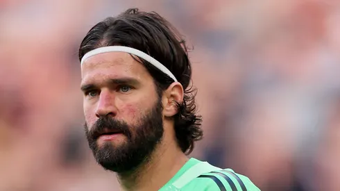 Milan ganha concorrência do Al-Nassr na disputa por Alisson, do Liverpool.(Foto: Carl Recine/Getty Images)