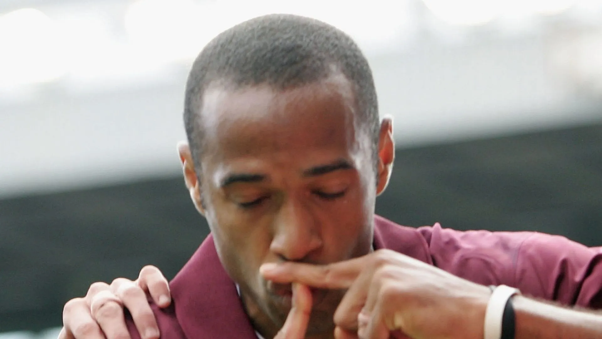 Thierry Henry, do Arsenal, comemora após converter um pênalti na partida da Barclays Premiership entre Arsenal e Newcastle United, em Highbury, em 14 de agosto de 2005, em Londres, Inglaterra. (Foto: Phil Cole/Getty Images)