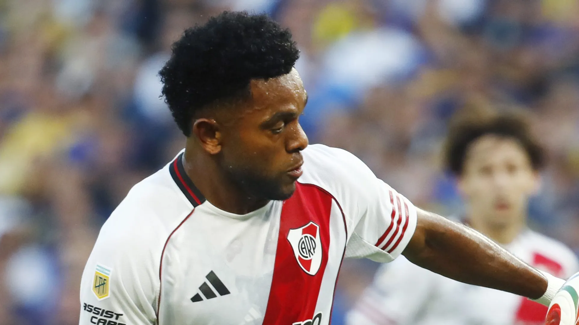 Miguel Borja, do River Plate, domina a bola durante o superclássico do Torneio Apertura Betano 2025 entre Boca Juniors e River Plate, no Estádio Alberto J. Armando, em 9 de novembro de 2025, em Buenos Aires, Argentina. (Foto: Marcos Brindicci/Getty Images)