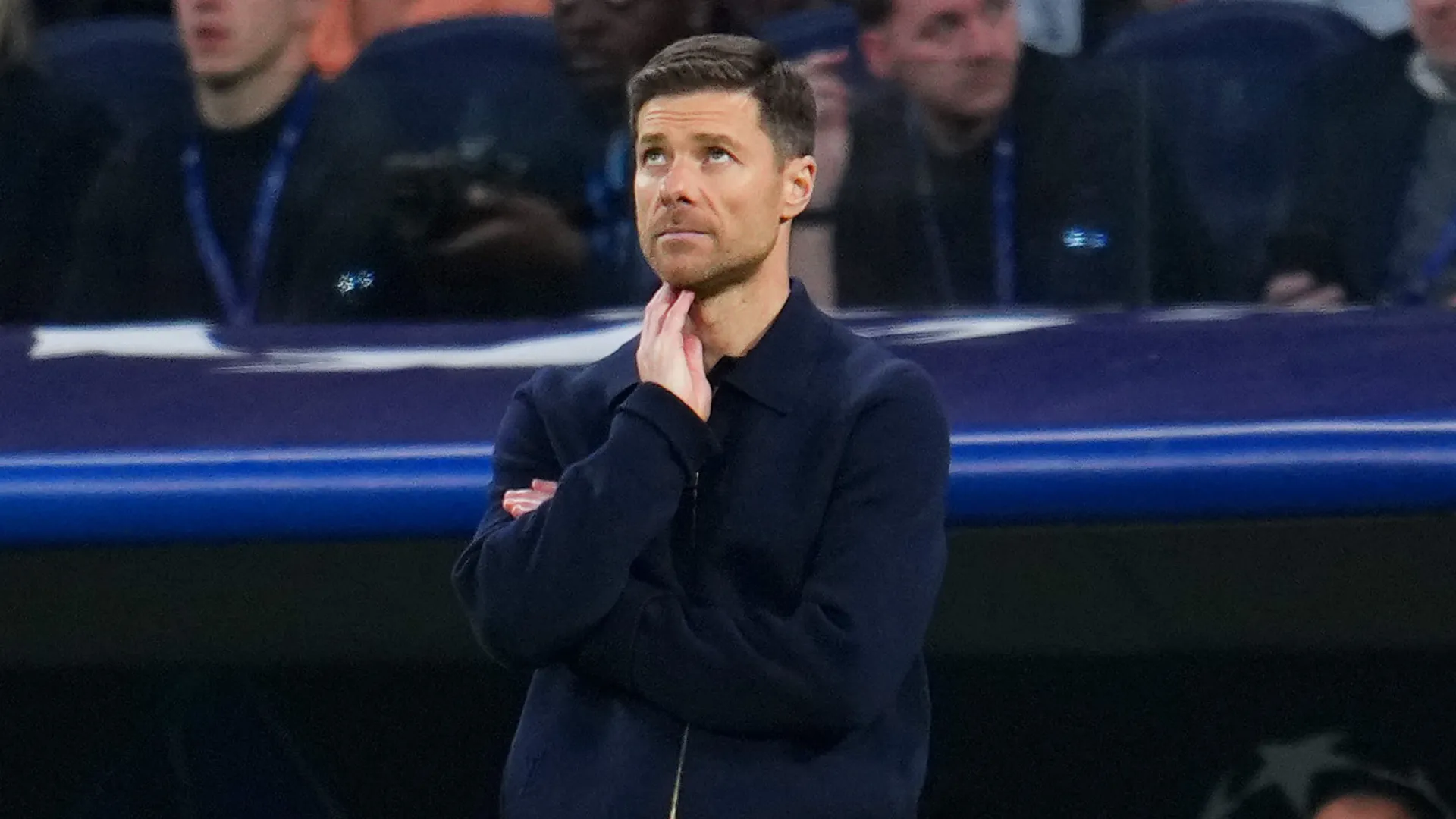 Xabi Alonso com a mão no rosto em jogo do Real Madrid