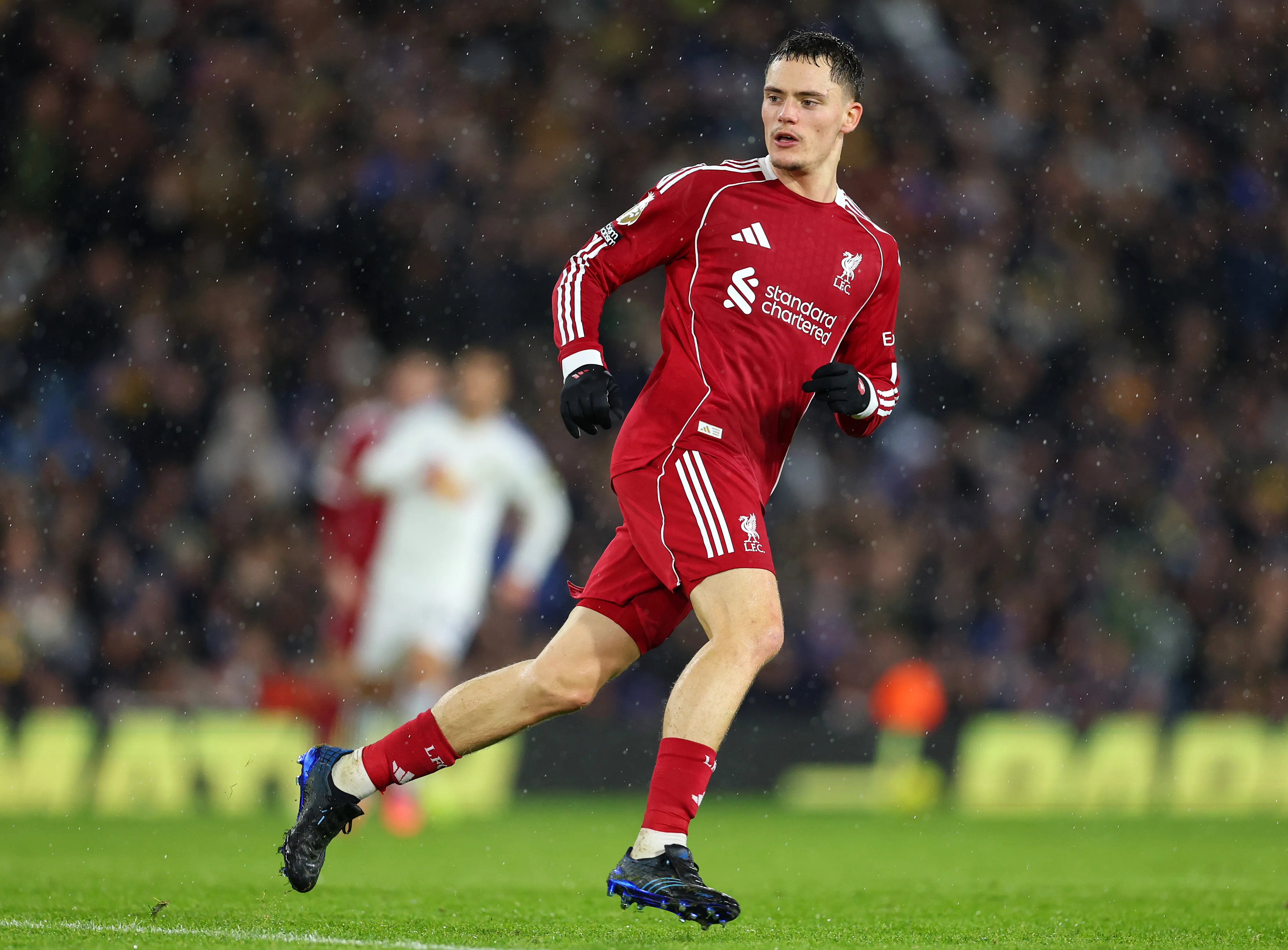 Florian Wirtz, alvo do Real Madrid, em jogo do Liverpool com uniforme vermelho. Foto: Molly Darlington/Getty Images