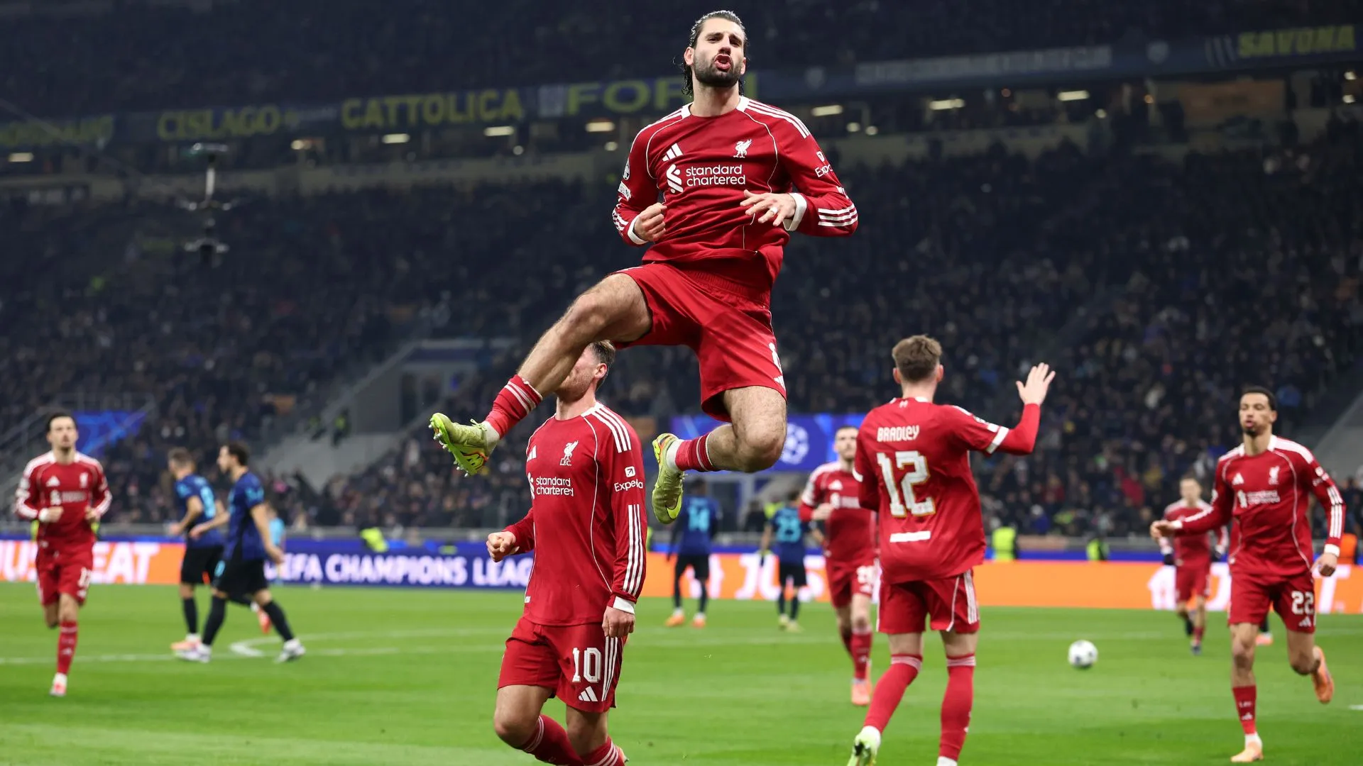 Szoboszlai comemorando= gol com a camisa do Liverpool. Foto: Justin Setterfield/Getty Images