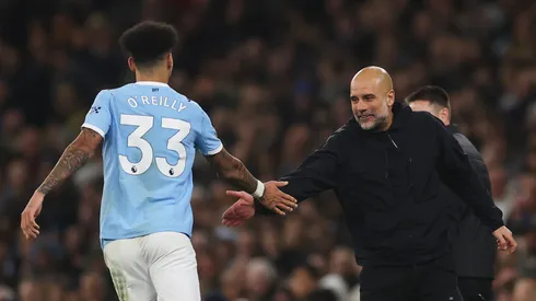 Nico O'Reilly e Guardiola, do Manchester City. (Foto: Carl Recine/Getty Images)