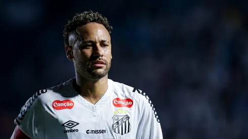 O atacante Neymar em jogo do Santos (Ricardo Moreira/Getty Images)
