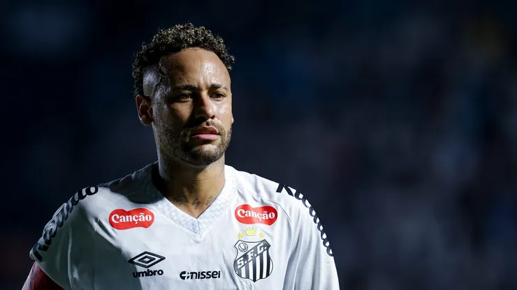 O atacante Neymar em jogo do Santos (Ricardo Moreira/Getty Images)