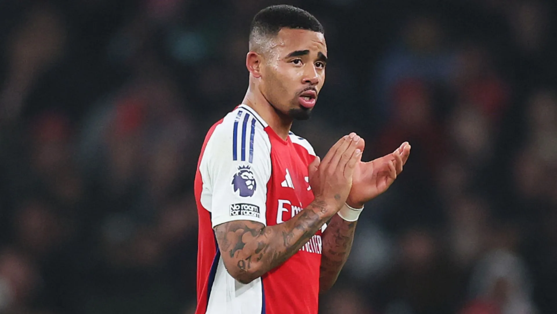 Gabriel Jesus aplaude os torcedores ao deixar o campo após ser substituído durante a partida da Premier League