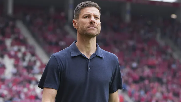 Xabi Alonso durante um jogo nos tempos de Bayer Leverkusen (Foto: Pau Barrena/Getty Images)