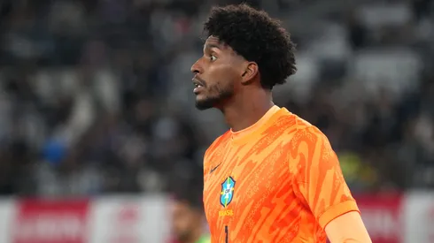 O goleiro Hugo Souza em jogo da Seleção Brasileira (Koji Watanabe/Getty Images)