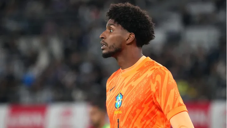 O goleiro Hugo Souza em jogo da Seleção Brasileira (Koji Watanabe/Getty Images)