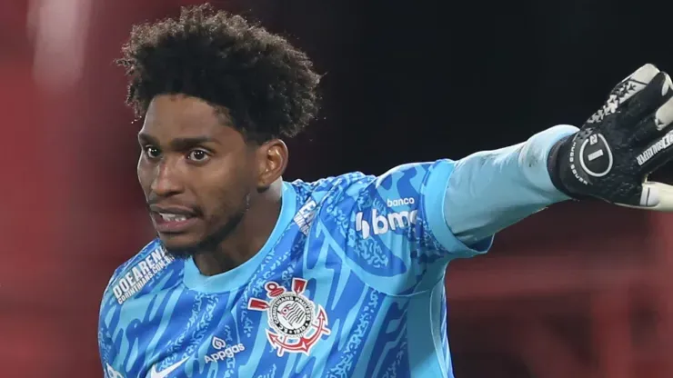 Hugo Souza em ação pelo Corinthians (Foto: Daniel Jayo/Getty Images)