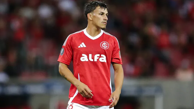 Bernabei em campo com o Internacional (Foto: Pedro H. Tesch/Getty Images)