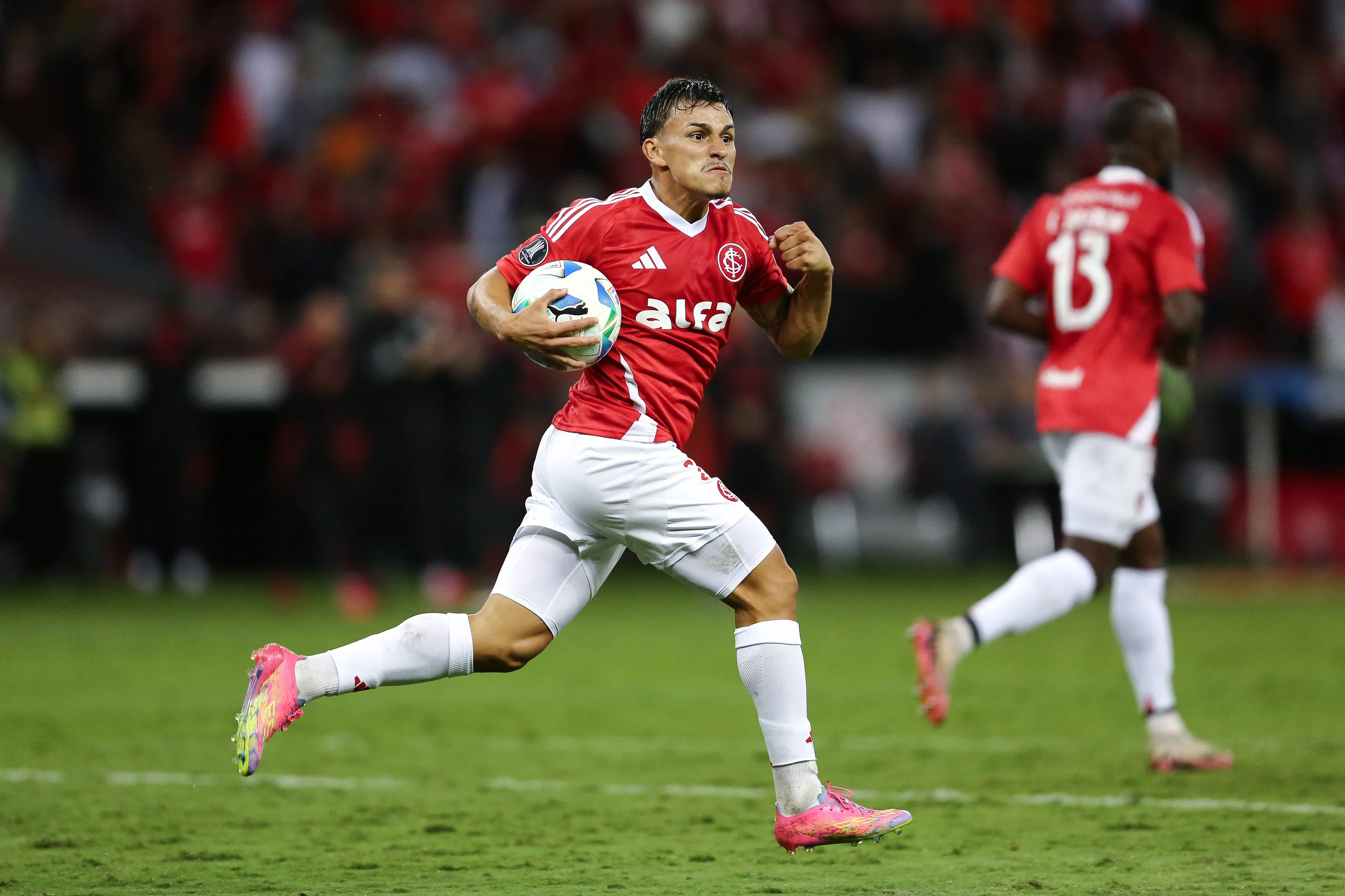 Bernabei pode deixar o Internacional (Foto: Pedro H. Tesch/Getty Images)