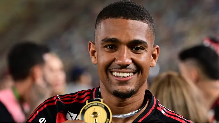 Flamengo leva enorme vantagem sobre o Samuel Lino bate de frente com o valor do elenco inteiro do Pyramids em valor de elenco. Foto: Rodrigo Valle/Getty Images