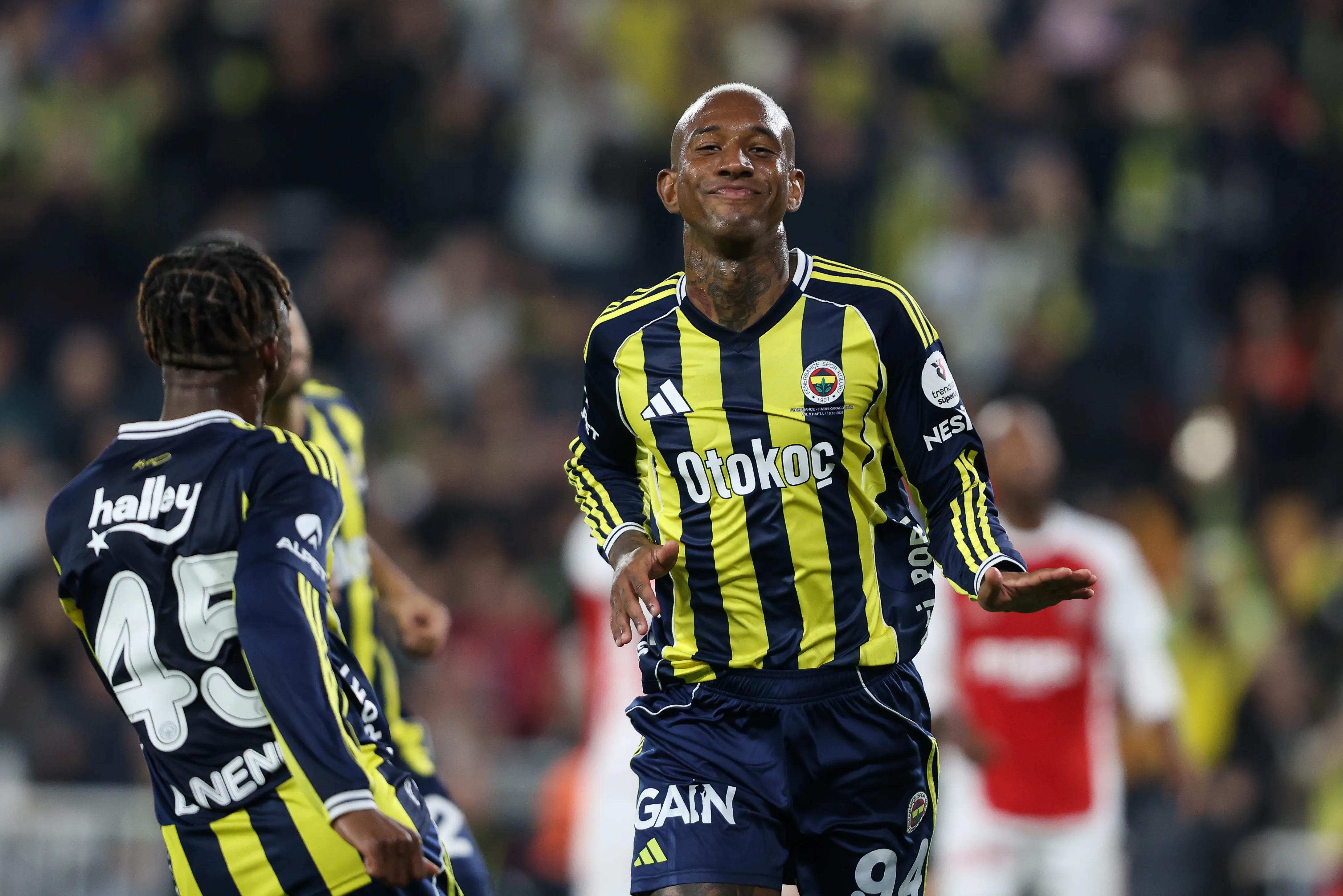 Talisca comemora gol marcado pelo Fenerbahçe. (Photo by Ahmad Mora/Getty Images)