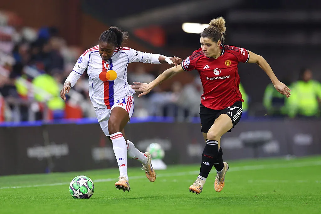 Jogadoras do Manchester United e das Lyonnes brigam pela bola