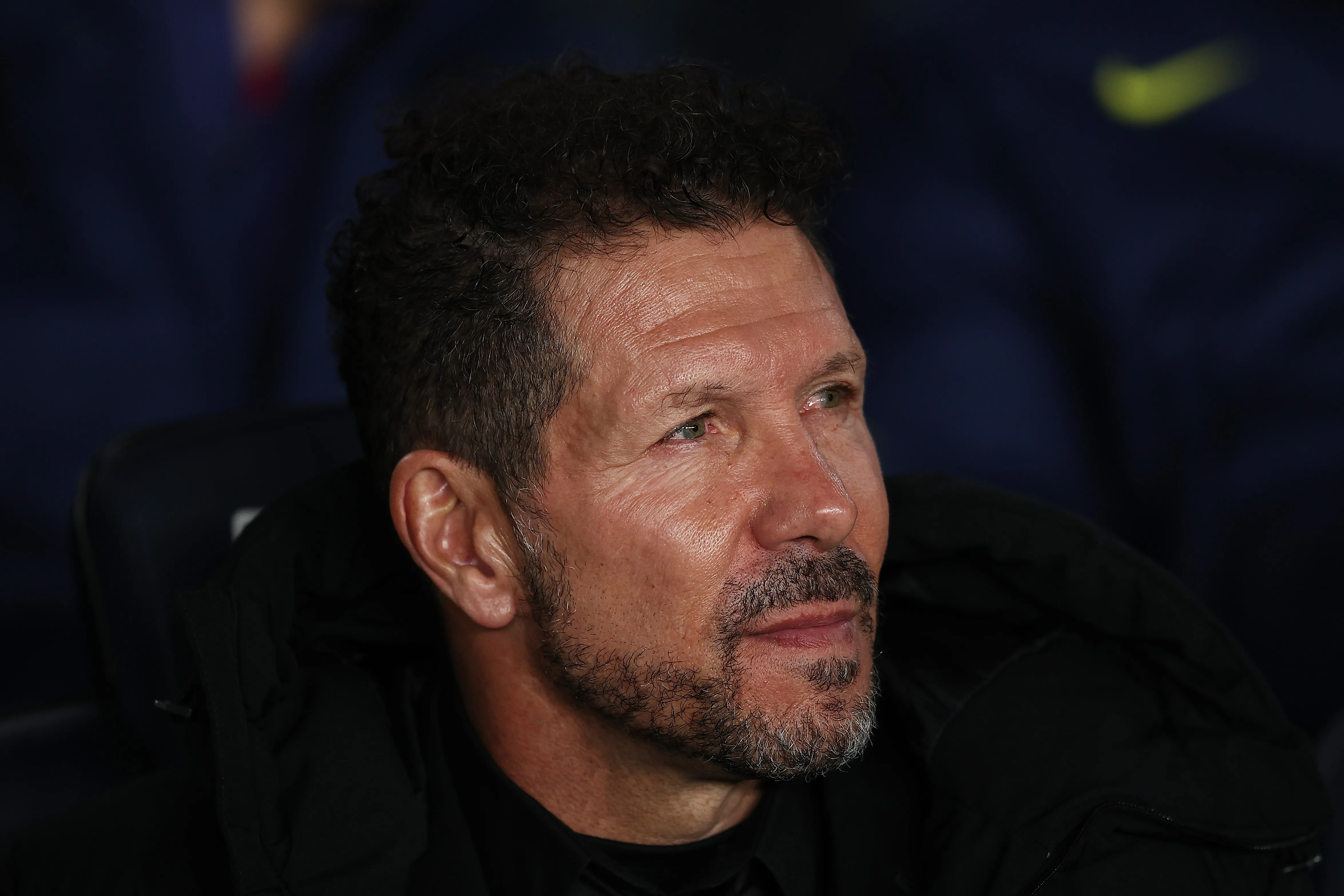 Diego Simeone, técnico do Atlético de Madrid, observa o campo antes da partida da LaLiga EA Sports entre FC Barcelona e Atlético de Madrid, no Spotify Camp Nou, em 2 de dezembro de 2025, em Barcelona, Espanha. (Foto: Eric Alonso/Getty Images)