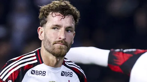 Al Qadsiah quer Léo Pereira, do Flamengo, para jogar com Nacho. (Foto: Ricardo Moreira/Getty Images)