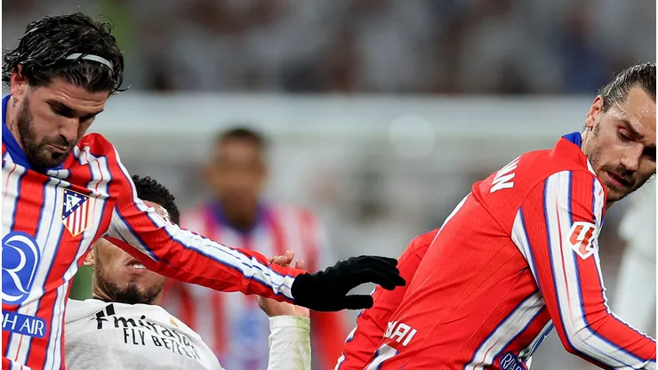 Rodrigo De Paul e Griezmann durante jogo do Atlético de Madrid. (Photo by Florencia Tan Jun/Getty Images)