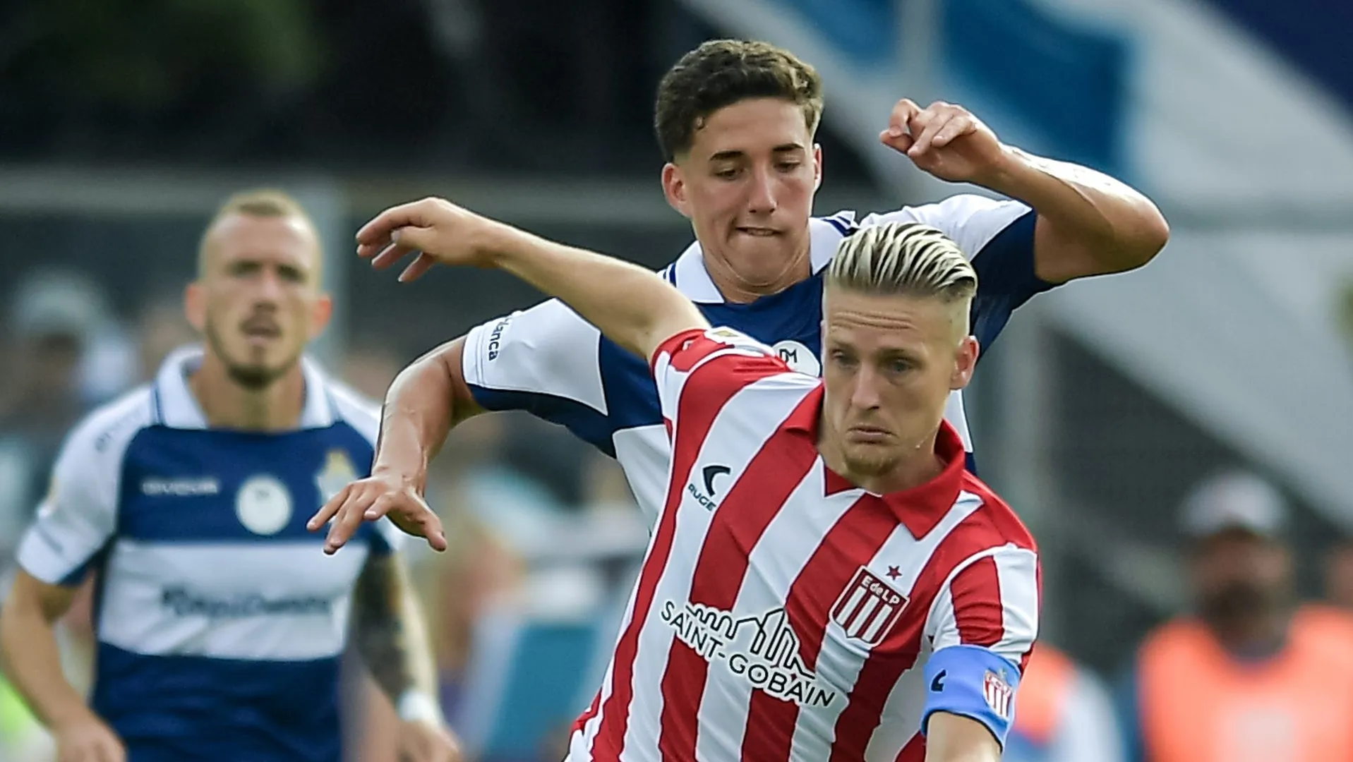 Santiago Ascacíbar, do Estudiantes de La Plata, disputa a posse de bola com Nicolás Barros Schelotto, do Gimnasia y Esgrima La Plata, durante a semifinal do Torneio Clausura Betano 2025, entre Gimnasia e Estudiantes, no Estádio Juan Carmelo Zerillo, em 8 de dezembro de 2025, em La Plata, Argentina. Jogador é alvo do River Plate. (Foto: Marcelo Endelli/Getty Images)
