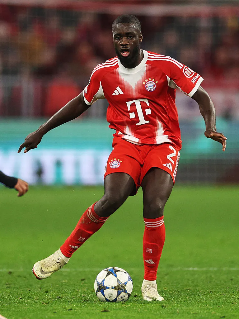 Dayot Upamecano, do Bayern de Munique, e alvo do Real Madrid, durante a partida da 6ª rodada da fase de grupos da Liga dos Campeões da UEFA 2025/26 entre FC Bayern München e Sporting Clube de Portugal, na Football Arena Munich, em 9 de dezembro de 2025, em Munique, Alemanha. (Foto de Adam Pretty/Getty Images)
