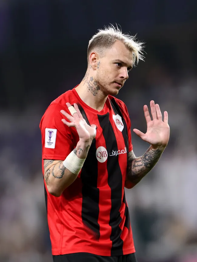 Roger Guedes, do Al-Rayyan SC, gesticula durante a partida da Elite da Liga dos Campeões da AFC entre Al Ain e Al-Rayyan, no Estádio Hazza bin Zayed, em 3 de fevereiro de 2025, em Al Ain, Emirados Árabes Unidos. (Foto de Francois Nel/Getty Images)