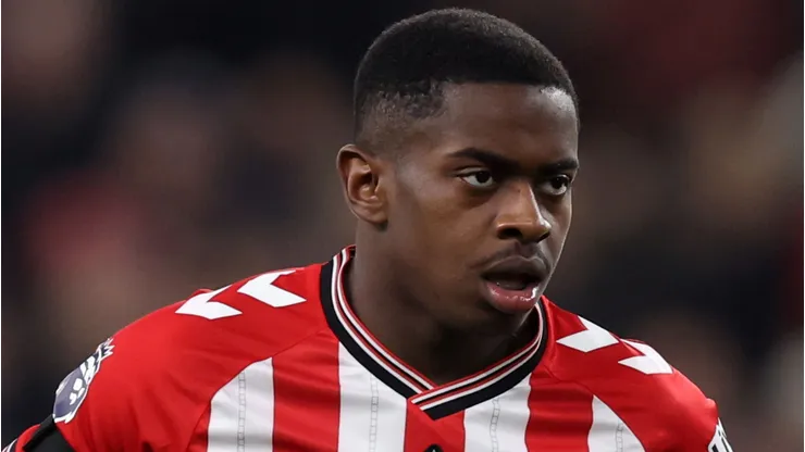 Noah Sadiki é o alvo principal do Manchester United. Foto: George Wood/Getty Images