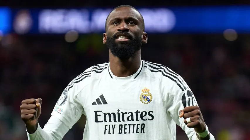Antonio Rüdiger, em campo, comemorando gol