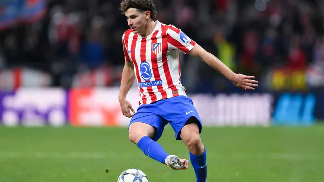 Julián Álvarez corre com a bola durante a partida da  Liga dos Campeões. Foto: David Ramos/Getty Images