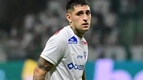 O zagueiro Gastón Ávila em ação pelo Fortaleza (Jota Erre/AGIF)