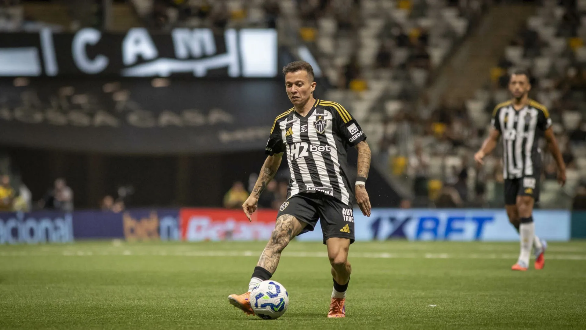 Bernard  durante partida pelo Campeonato Brasileiro A . Foto: Fernando Moreno/AGIF