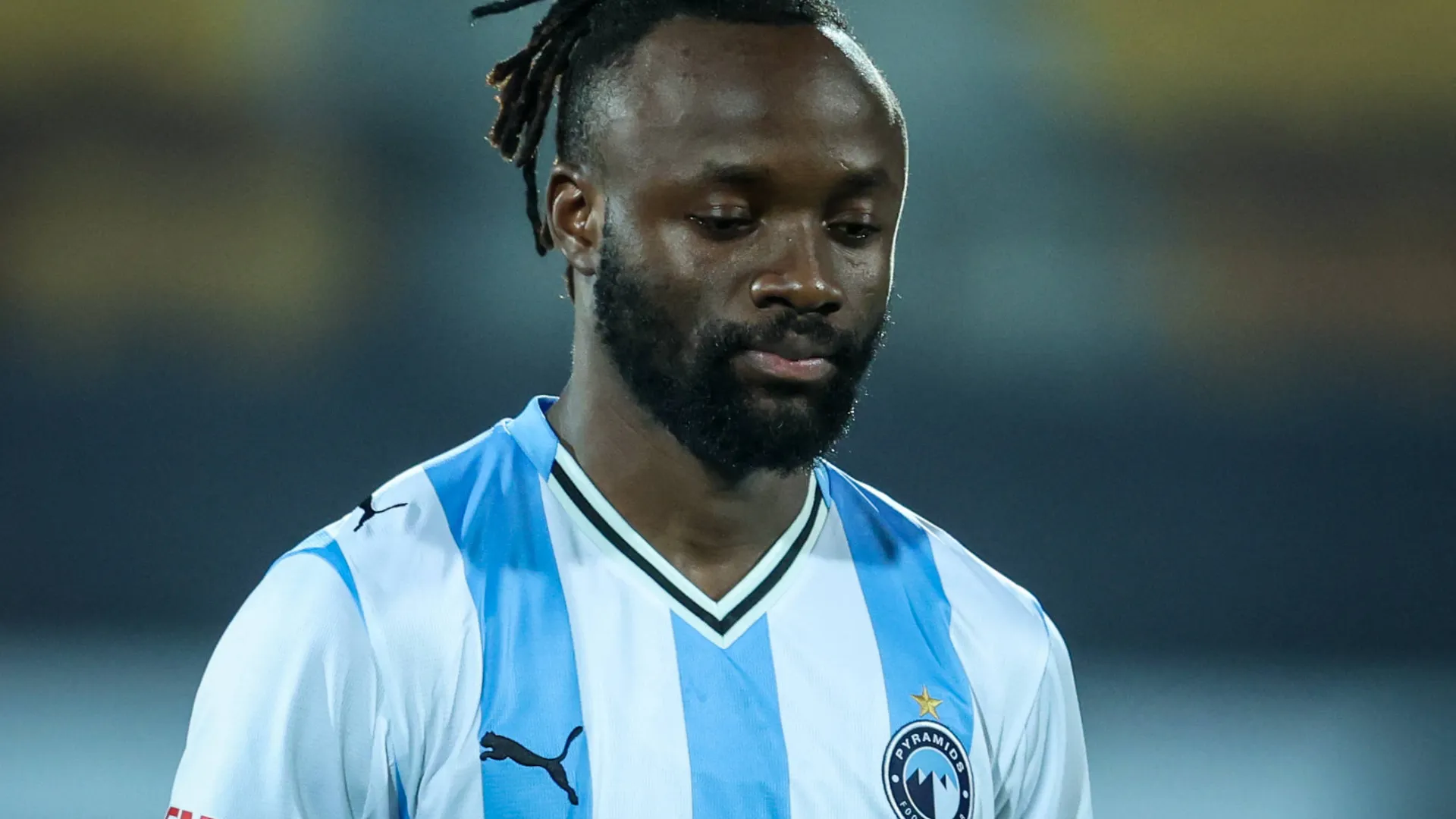 Mayele aparece olhando para baixo durante um jogo pelo Pyramids. Atacante é a esperança para Flamengo x Pyramids