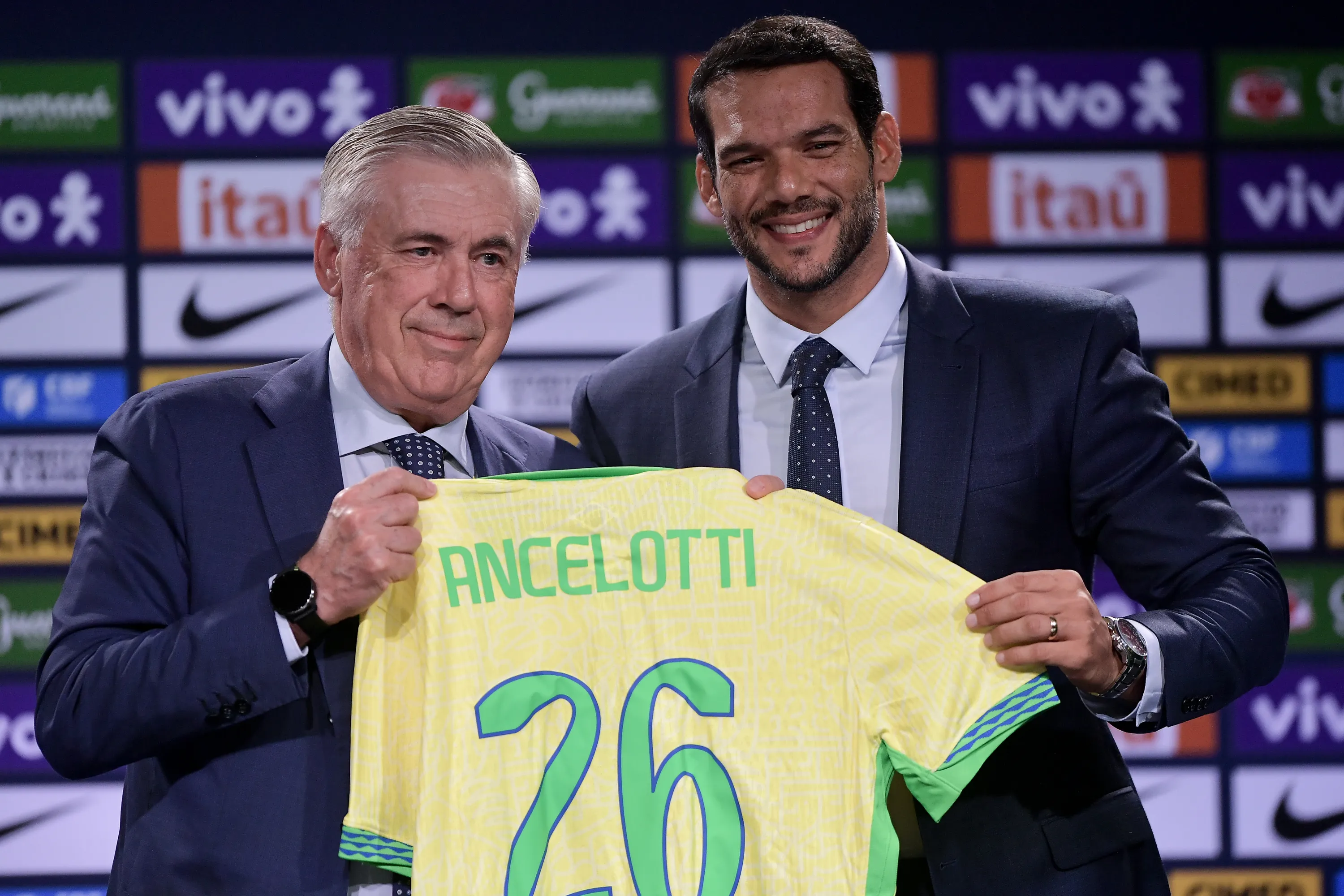 Carlo Ancelotti e Samir Xaud, presidente da CBF – Foto: Thiago Ribeiro/AGIF