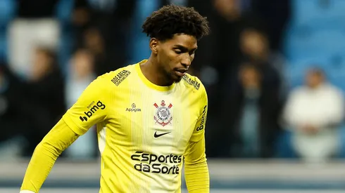 Hugo Souza balança com o interesse do Milan e pode deixar o Corinthians. (Foto: Pedro H. Tesch/Getty Images)