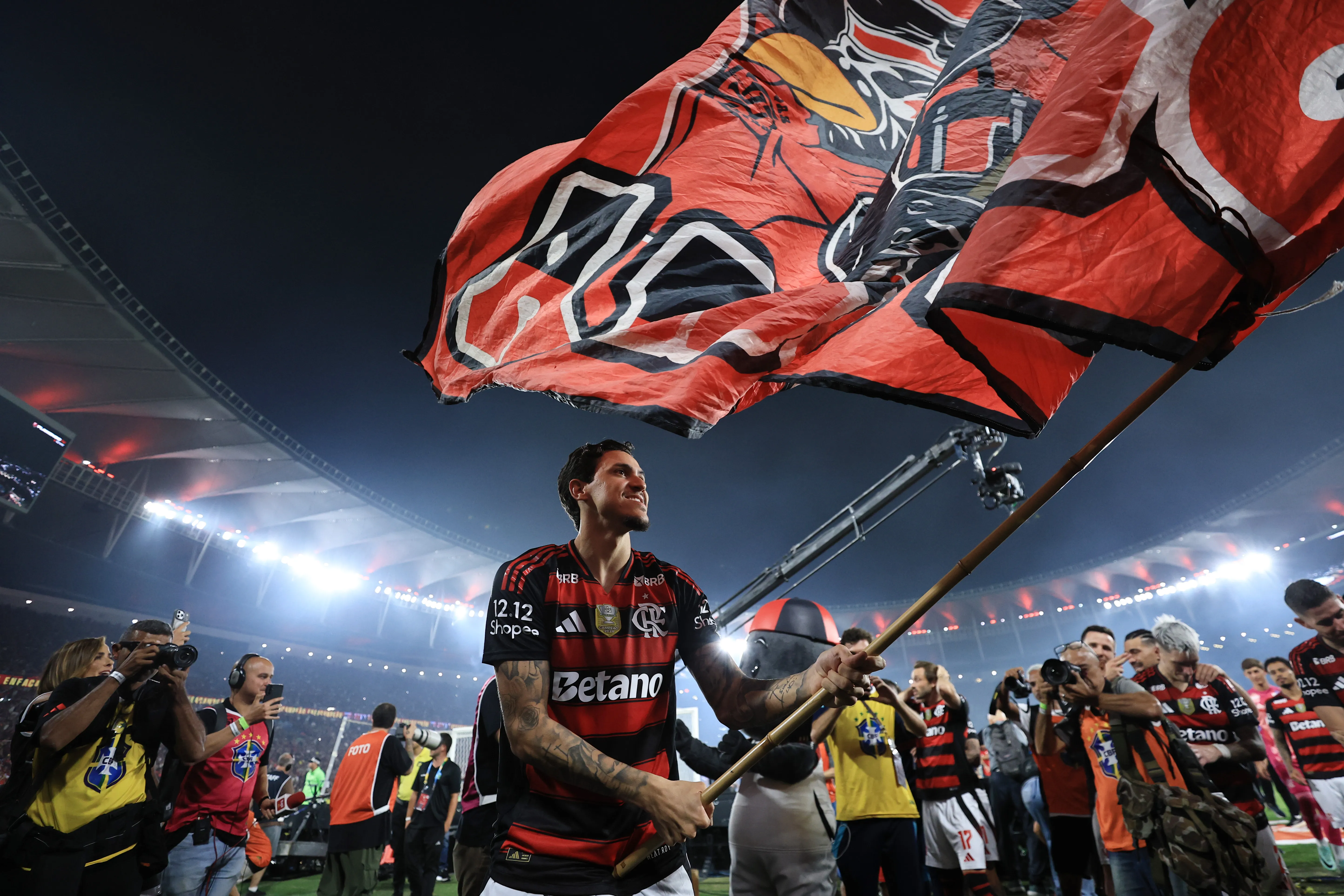 Pedro, atacante do Flamengo, com uma bandeirão na mão. Foto: Buda Mendes/Getty Images