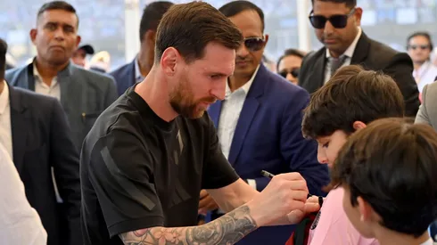 Messi dá autógrafo para fã em evento na Índia