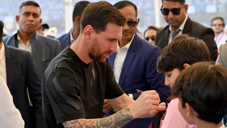 Messi dá autógrafo para fã em evento na Índia