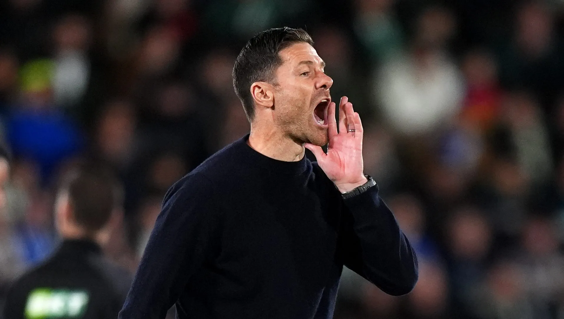 Xabi à beira do gramado gritando em jogo do Real Madrid