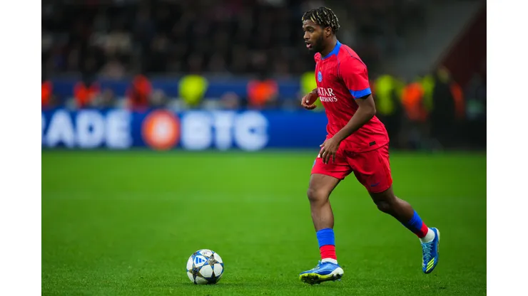 Euforia em Paris: torcedores do PSG elogiam desempenho promissor de Ndjantou e Mbaye na vitória sobre o Metz. (Foto: Pau Barrena/Getty Images)