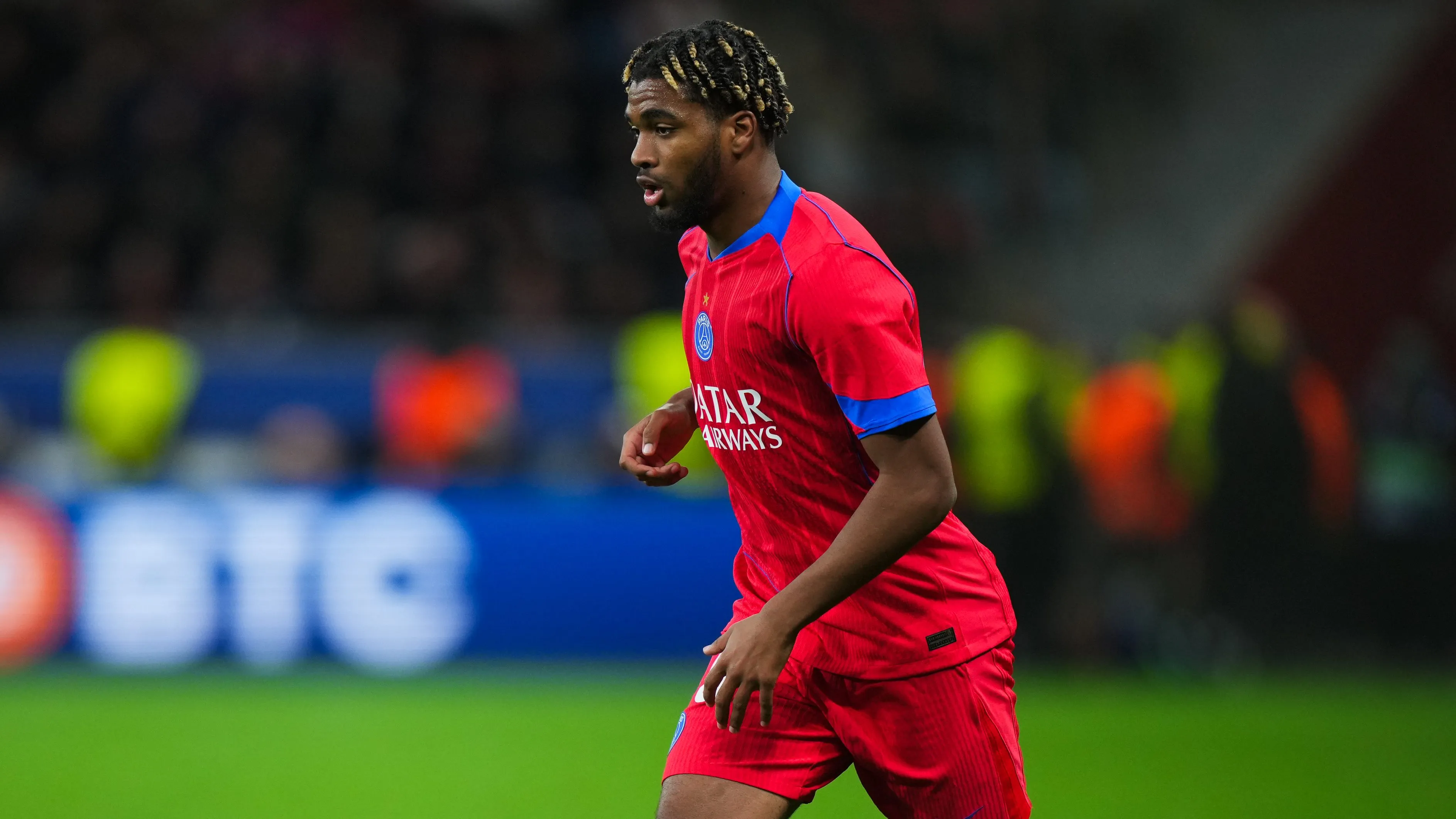 Ibrahim Mbaye, do Paris Saint-Germain, conduz a bola durante a partida da Fase de Liga. Jogador é alvo do Chelsea. Foto: Pau Barrena/Getty Images)