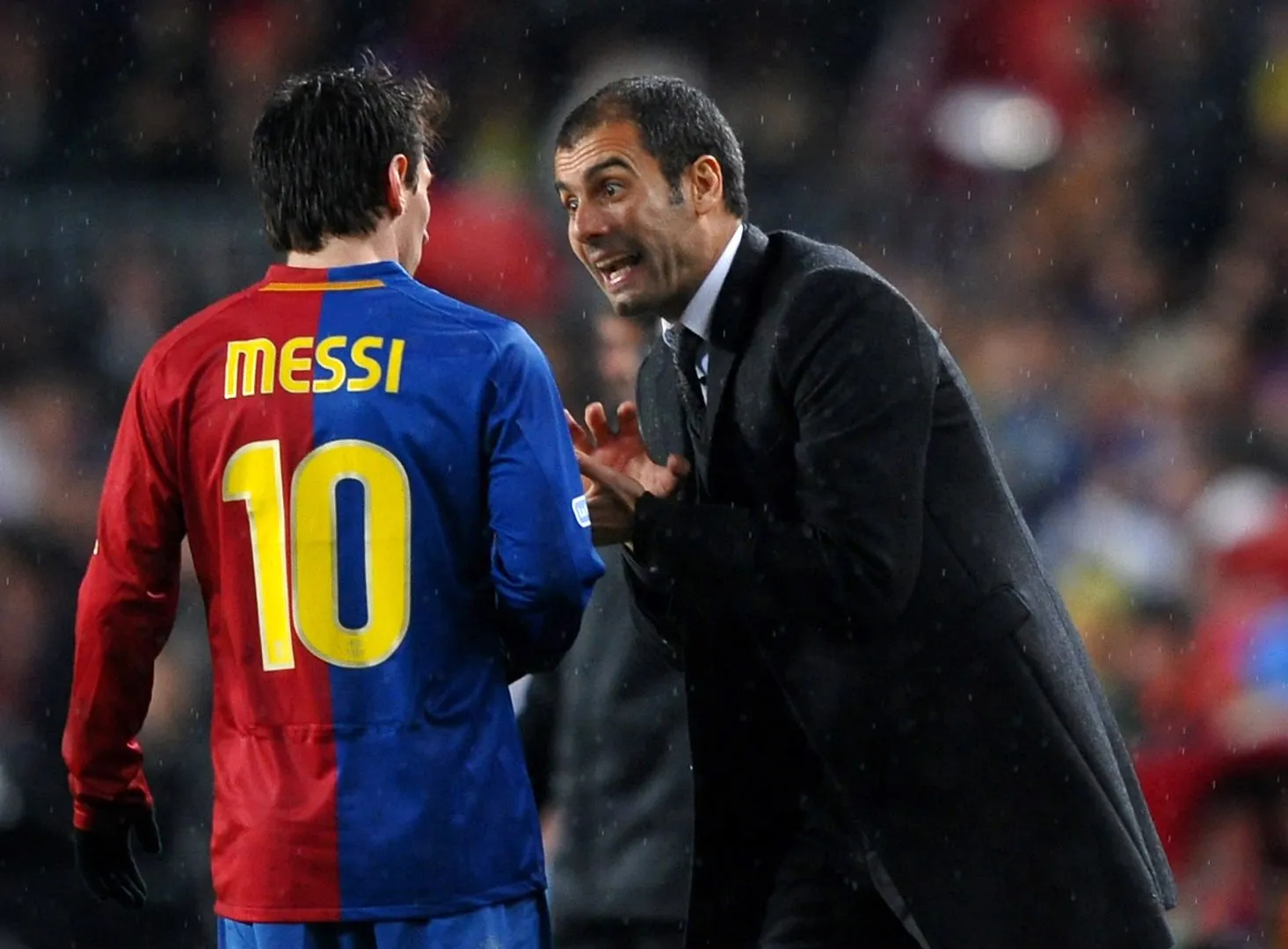 O técnico do Barcelona, Pep Guardiola (à dir.), orienta Lionel Messi durante a partida da La Liga entre Barcelona e Real Madrid no Estádio Camp Nou, em 13 de dezembro de 2008, em Barcelona, Espanha. O Barcelona venceu a partida por 2 a 0. (Foto: Jasper Juinen/Getty Images)