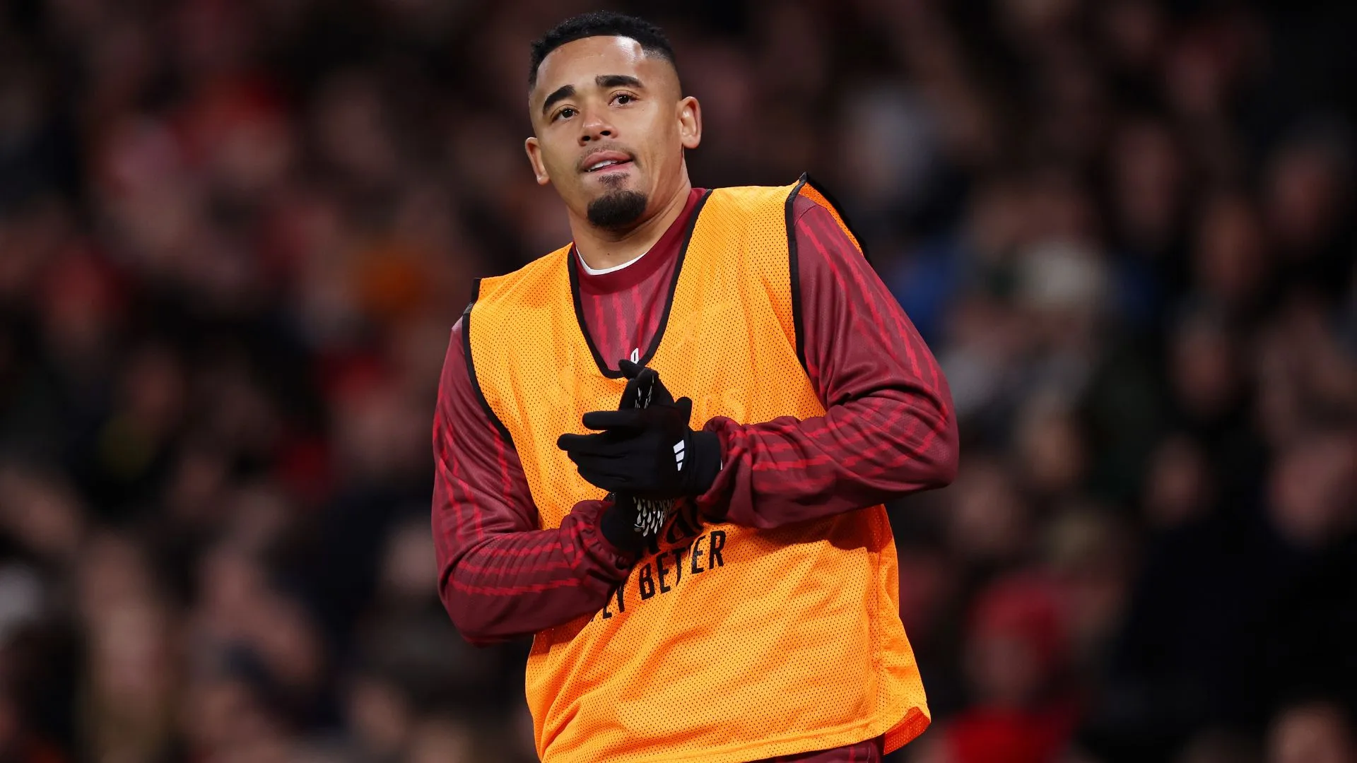 Gabriel Jesus aquecendo após se recuperar de grave lesão (foto: Julian Finney/Getty Images)