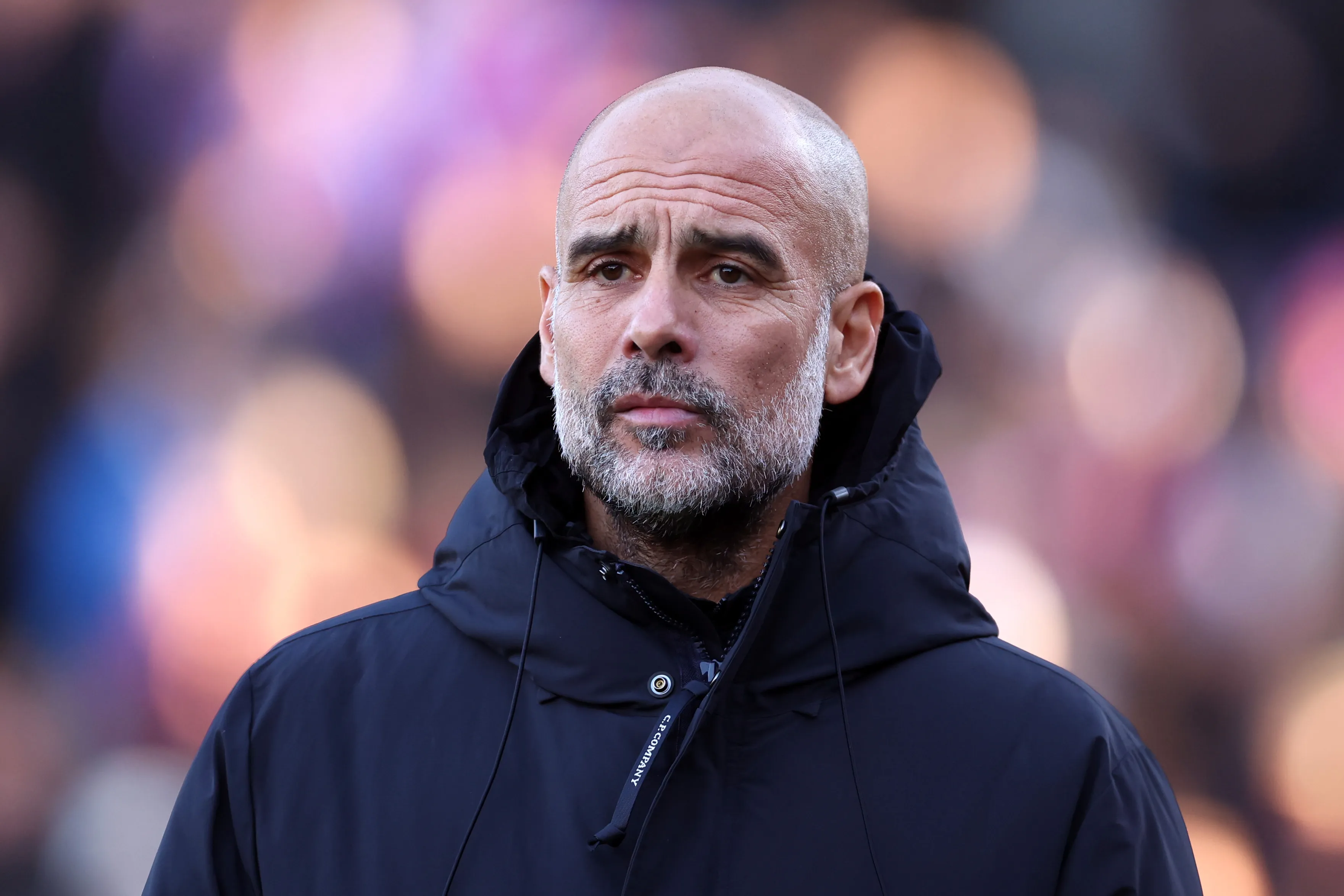Pep Guardiola, técnico do Manchester City, observa o campo antes da partida da Premier League entre Crystal Palace e Manchester City, em Selhurst Park, em 14 de dezembro de 2025, em Londres, Inglaterra. (Foto: Alex Pantling/Getty Images)