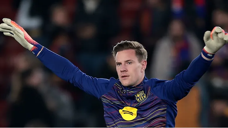 Goleiro Ter Stegen mantém comprometimento com Barcelona, porém analisa futuro a longo prazo. (Foto: Eric Alonso/Getty Images)CELONA, SPAIN - DECEMBER 09: Marc-Andre ter Stegen of FC Barcelona warms up prior to the UEFA Champions League 2025/26 League Phase MD6 match between FC Barcelona and Eintracht Frankfurt at Camp Nou on December 09, 2025 in Barcelona, Spain. (Photo by Eric Alonso/Getty Images)