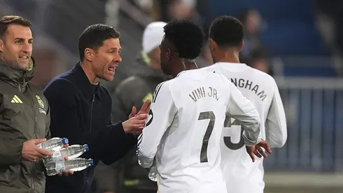 Vini Jr abraça Xabi Alonso após assistência para gol de Rodrygo no Real Madrid. (Photo by Juan Manuel Serrano Arce/Getty Images)