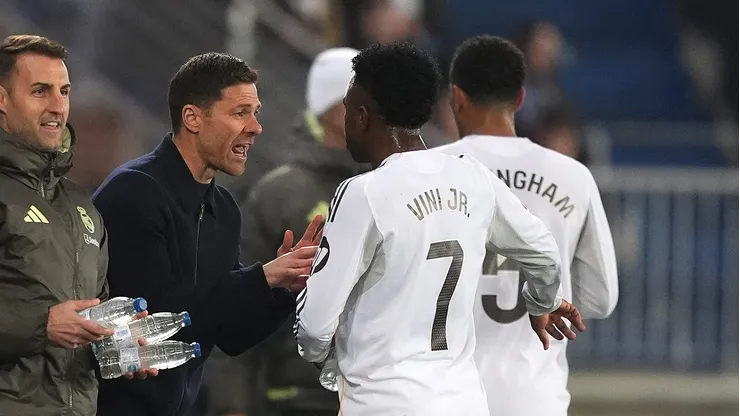 Vini Jr abraça Xabi Alonso após assistência para gol de Rodrygo no Real Madrid. (Photo by Juan Manuel Serrano Arce/Getty Images)