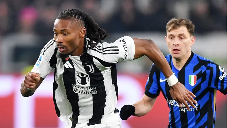 Khéphren Thuram e Nicolò Barella disputam bola. (Photo by Valerio Pennicino/Getty Images)