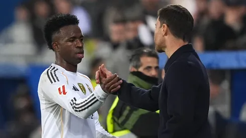 Polêmica arbitral marca vitória do Real Madrid: Vinicius Júnior e Xabi Alonso criticam pênalti não marcado. (Foto: Juan Manuel Serrano Arce/Getty Images)