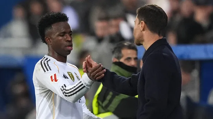 Polêmica arbitral marca vitória do Real Madrid: Vinicius Júnior e Xabi Alonso criticam pênalti não marcado. (Foto: Juan Manuel Serrano Arce/Getty Images)