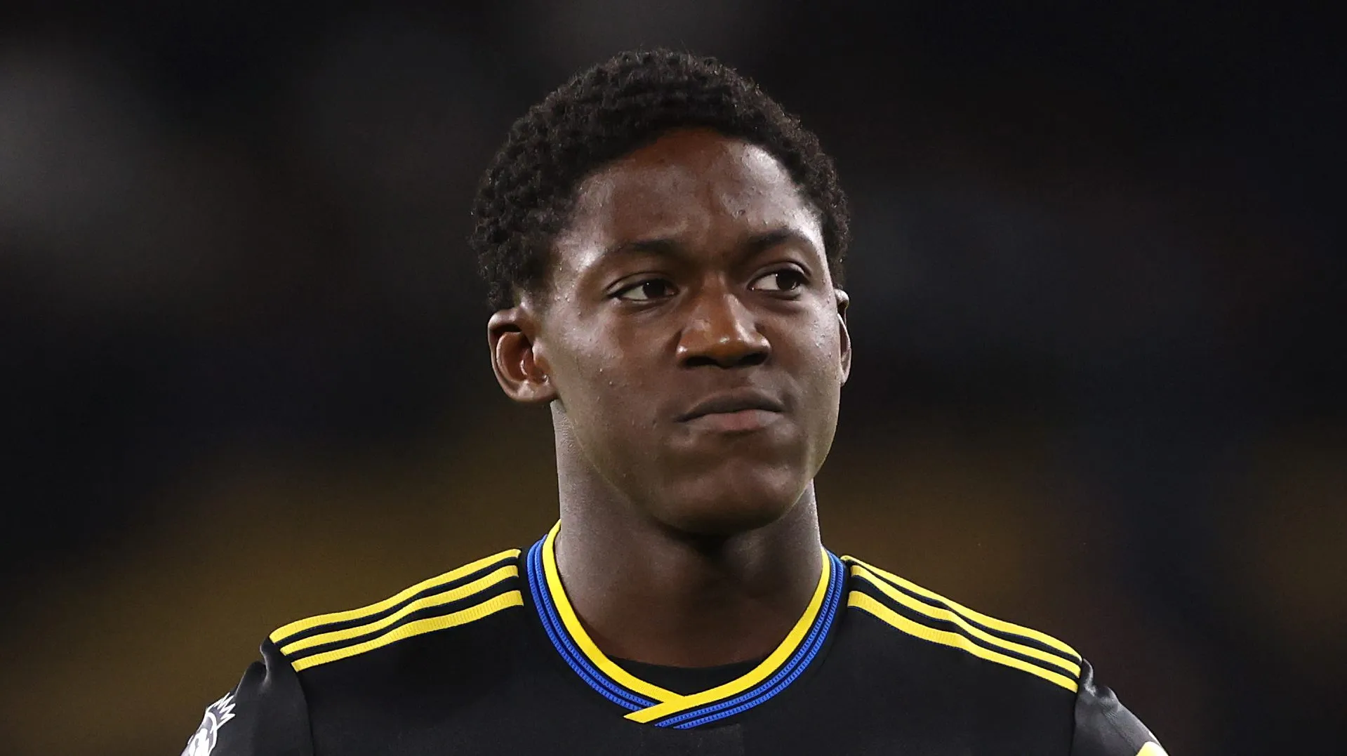 Mainoo com a camisa preta do Manchester United